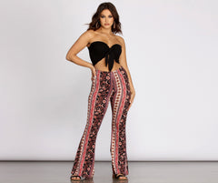Pantalones acampanados con rayas florales y estilo bohemio