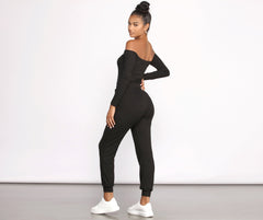 Mono con hombros descubiertos y estilo casual