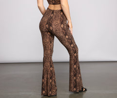 Charmante und schicke Schlaghose mit Schlangenmuster