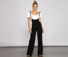 Freche Hose mit weitem Bein und Hosenträgern