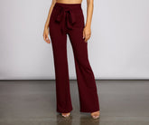 Pantalones con cintura anudada y sellados con estilo