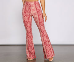 Pantalones acampanados con estampado paisley de estilo bohemio
