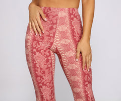 Pantalones acampanados con estampado paisley de estilo bohemio