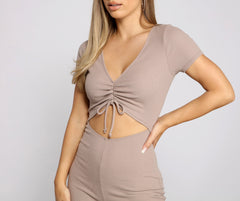 Mono de motociclista fruncido informal y elegante