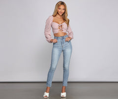 Vaqueros ajustados de tiro alto con elementos básicos clásicos