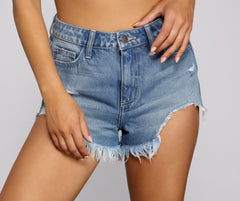 Unvergessliche, zerrissene Jeansshorts