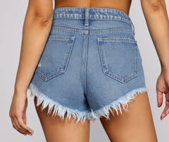 Unvergessliche, zerrissene Jeansshorts
