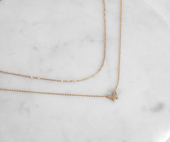 Collar con colgante de mariposa y circonita cúbica en capas