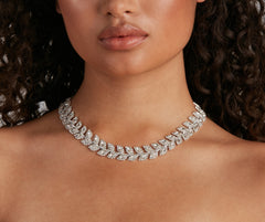 Statement-Halsband mit Strasssteinen und Blättern