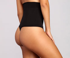 Glatter und eleganter Tanga-Shaper