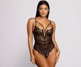 Delicado teddy de encaje con escote en V y aros en forma de jaula