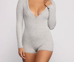 Gerippter Pyjama-Strampelanzug mit Druckknopfverschluss vorne