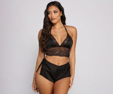 Zufrieden im Satin-Tank und Short-Set