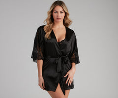 Un momento en bata de satén de encaje