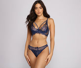 Set aus transparentem Spitzen-BH und Höschen mit Gittermuster