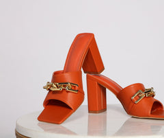 Mules de piel sintética con eslabones de cadena gruesos