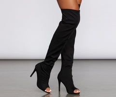 Ein frecher Moment – Peep-Toe-Stiletto-Stiefel