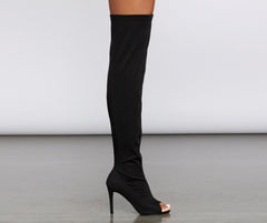 Ein frecher Moment – Peep-Toe-Stiletto-Stiefel