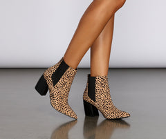 Sie beißt Chelsea-Stiefel