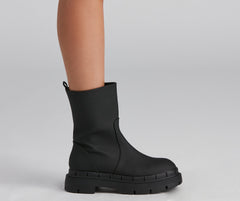 Botas con suela dentada de She's Trendy