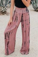 Pantalones anchos y fruncidos para tomar unas vacaciones