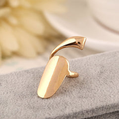 Anillo de uña suave y moderno con textura metálica popular