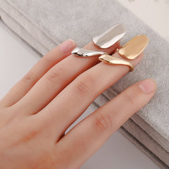 Anillo de uña suave y moderno con textura metálica popular