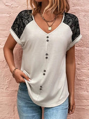 T-Shirts mit V-Ausschnitt und Spitzenknöpfen