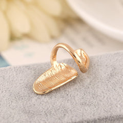 Anillo de uña suave y moderno con textura metálica popular