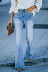 Vaqueros ajustados con lavado de pierna ancha medio y rectos