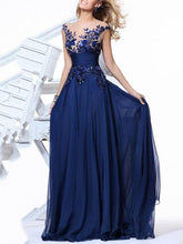 Vestido de noche largo sin mangas con bonito bordado