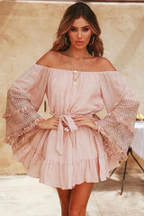 Vestido cruzado con lazo en la cintura y encaje con borlas