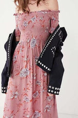 Vestido midi con hombros descubiertos y estampado rosa