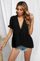 Nehmen Sie das trendige Spitzentop mit Schweizer Punkten an