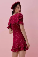 Minivestido con cuello marinero y corazón rojo