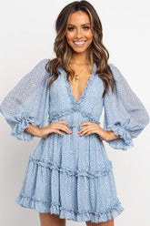 Vestido mini con volantes estampado en lengua romance