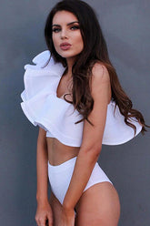 Traje de baño con hombros separados y volantes