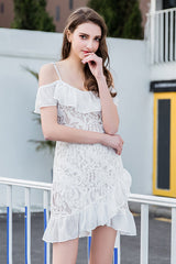 Minivestido cruzado con volantes de encaje