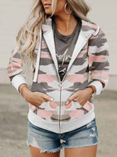 Chaqueta con capucha y estampado de camuflaje