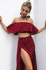 Traje de lunares con hombros descubiertos