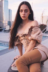 Vestido cruzado con volantes en el dobladillo