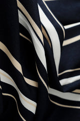 Mono de rayas con escote irregular