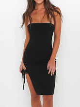 Vestido ceñido al cuerpo, muy sexy, con tirantes de color liso, hombros descubiertos y espalda descubierta