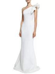 Vestido de noche con manga falbala y un solo hombro