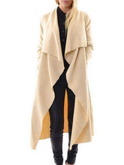 Gabardinas con solapas brillantes y dobladillos asimétricos lisos