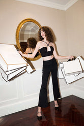 Pantalón acampanado con detalle de costura y cintura alta