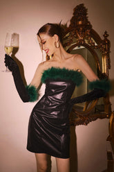 Minikleid aus Leder mit Federausschnitt