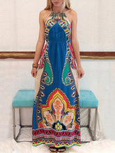 Vestido largo sin espalda y cuello halter estampado