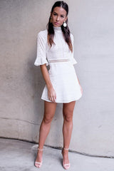 Minivestido de encaje con cuello alto