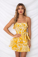 Vestido mini con volantes y estampado de hojas